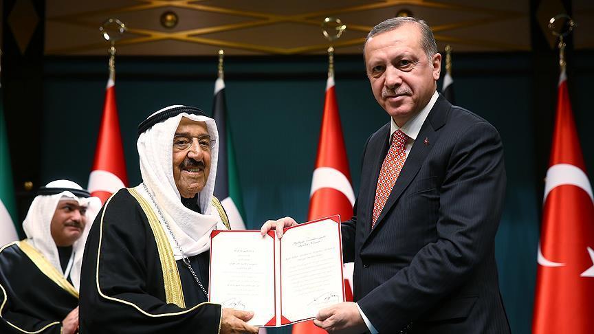 أردوغان يُقلد أمير الكويت "وسام الدولة التركية"