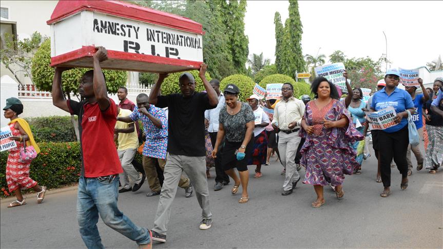 Nigerian protesters continue to besiege Amnesty office