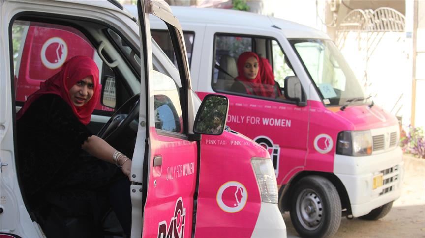 Pakistan’da kadınlara özel pembe taksi
