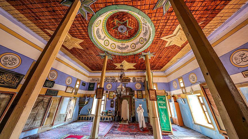 Osmanlı sancağı bulunan cami yıllara meydan okuyor