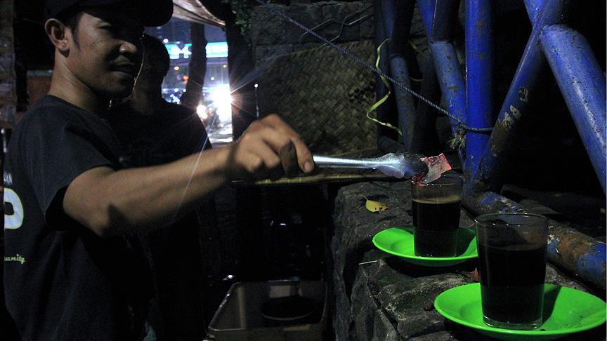 Endonezya'da kahveyi közle 'josslatarak' içiyorlar
