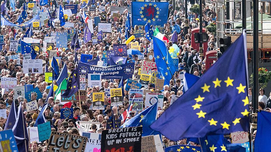 Thousands hold pro-EU march in central London
