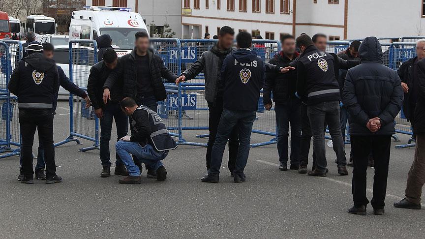 Diyarbakır'daki nevruz olayında 2 polis görevden uzaklaştırıldı