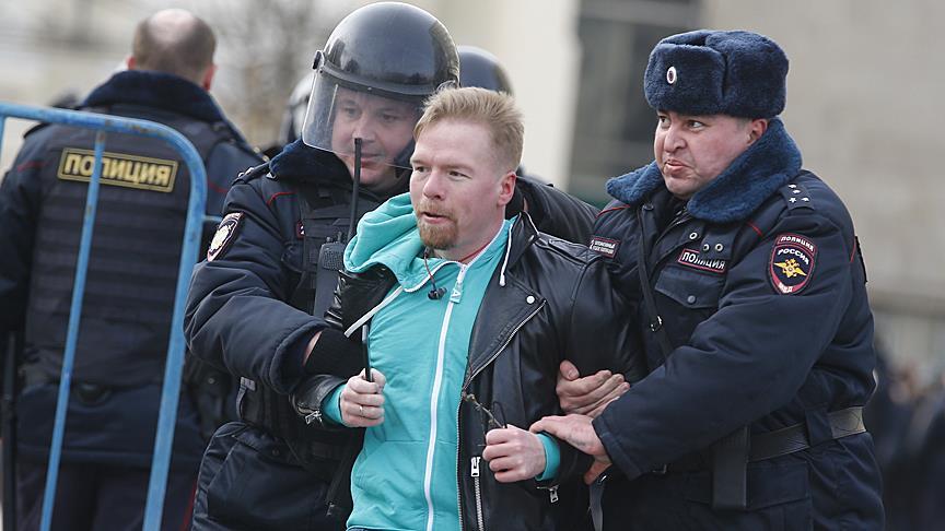 Russia detains hundreds in anti-corruption protests