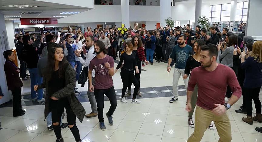 Kütüphanenin 'sessizliğini' Rock'n Roll bozdu 