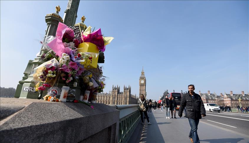 Građani Londona i turisti odali počast žrtvama terorističkog napada