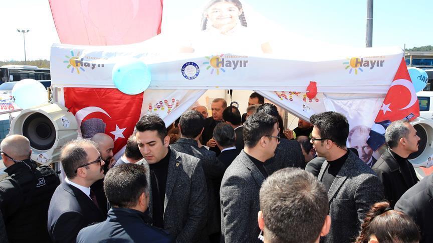 Turquie: Erdogan visite des stands de la campagne référendaire à Istanbul