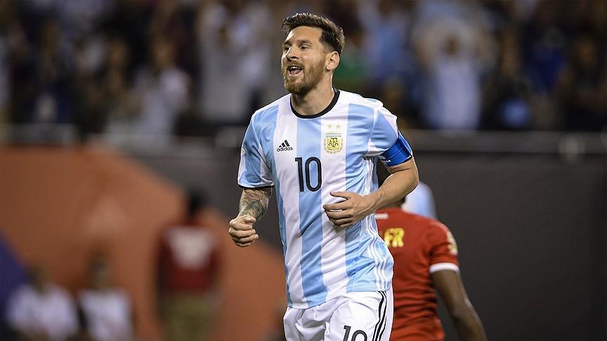 Messi suspendu pour 4 matchs pour avoir insulté un arbitre