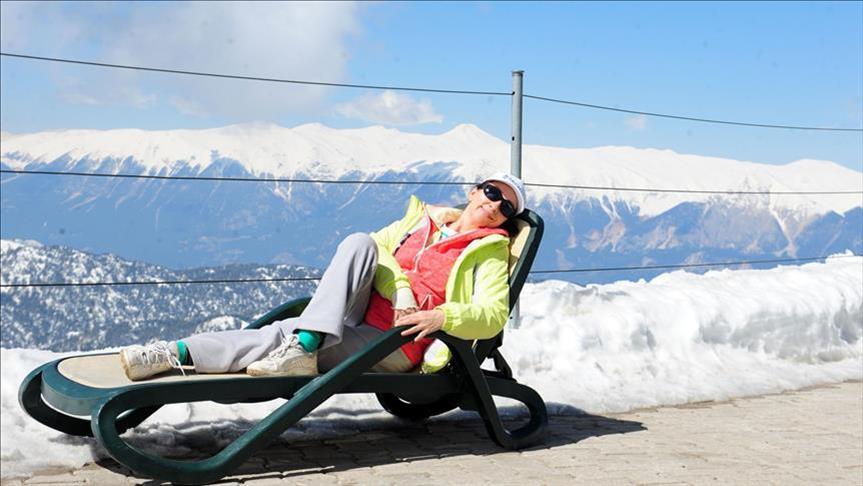 Анталија: Туристите во ист ден уживаа во морето и во снегот