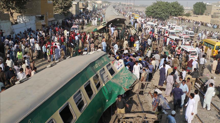 2 killed in Pakistan train accident