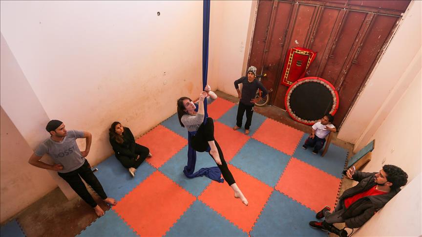 إيرلندية تعلّم شبان في غزة فنون "السيرك"