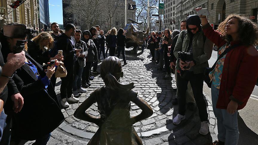 تمديد فترة نصب تمثال "الفتاة الشجاعة" في وول ستريت بنيويورك