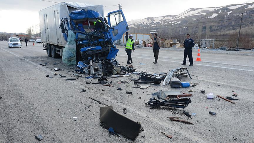 Kamyon yolcu otobüsüne çarptı: 9 yaralı