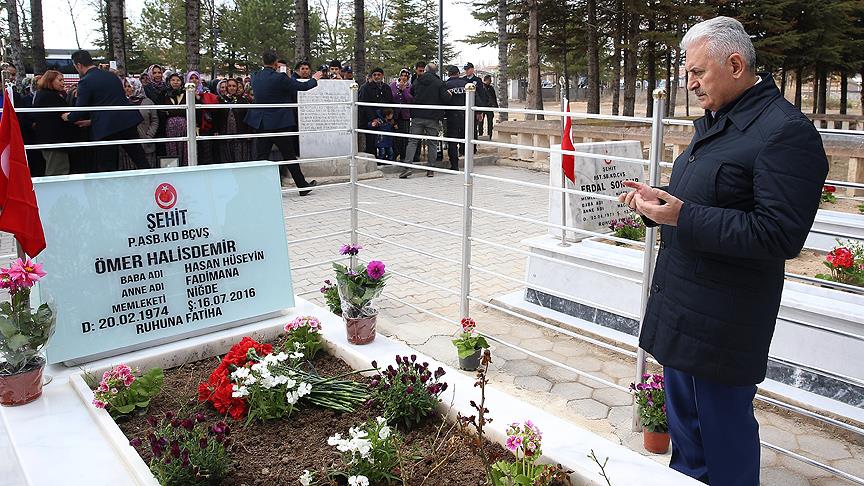 Başbakan Yıldırım, Ömer Halisdemir'in kabrini ziyaret etti