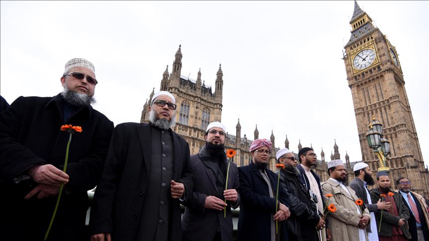 UK: Hundreds show unity in Westminster Bridge vigil