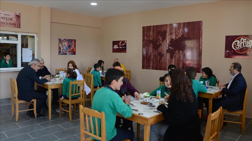 Bu kantinde yalnızca İngilizce konuşuluyor