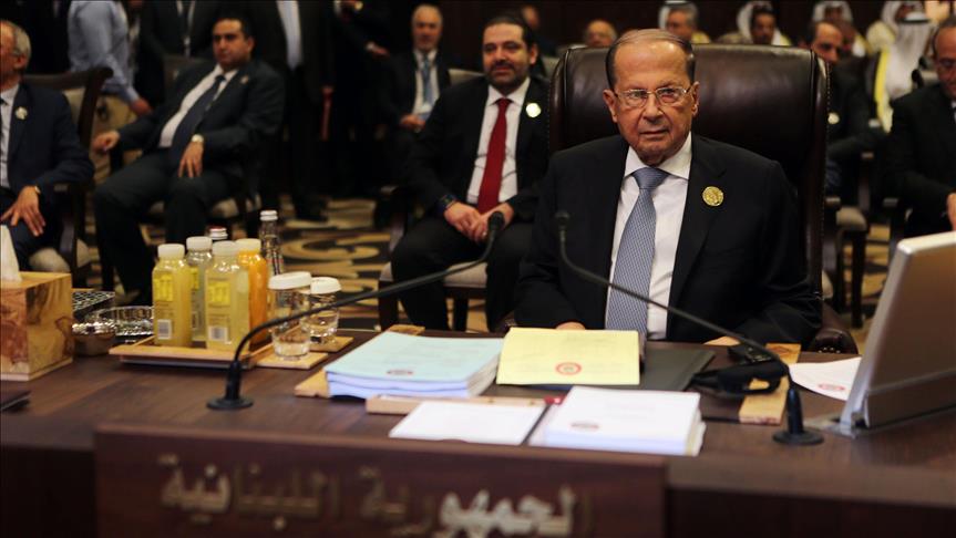 Lebanon president falls over at start of Arab summit