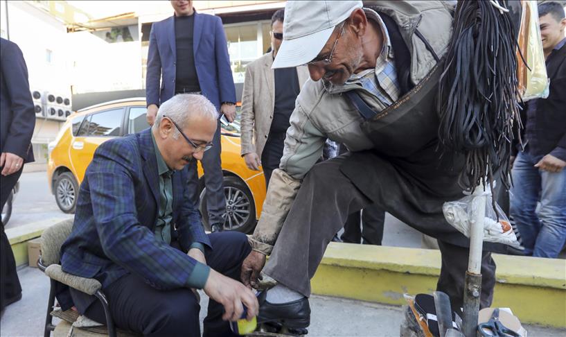 Turquie: Le ministre du Développement cire les chaussures d'un habitant de Mersin