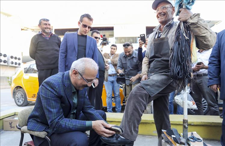 Turkish minister takes a shine to shoe polishing