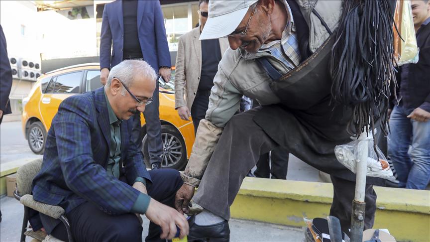 وزیر ترکیه ای کفش های مرد واکسی را برق انداخت