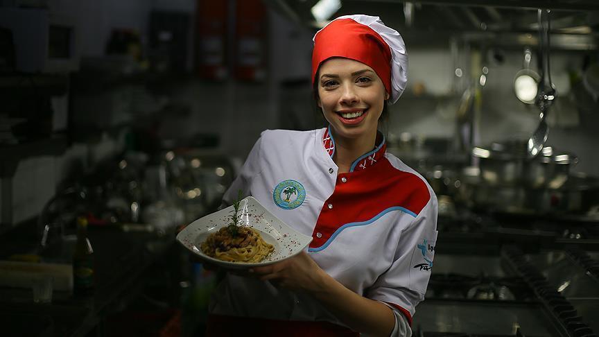 ملكة جمال تركيا تستبدل "التاج" بـ"قبعة" الطبّاخين!