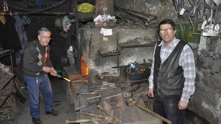 Nasırlı eller, dedelerinden miras demirciliği yaşatıyor