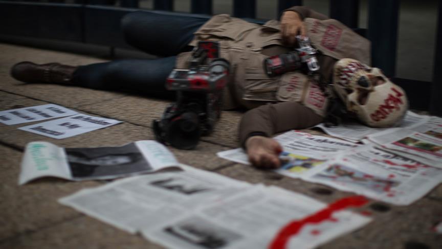 Meksika'da gazeteci cinayetleri gazete kapattırıyor