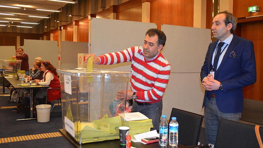 Avrupa'daki Türkler referandum için oy kullanmaya devam ediyor 