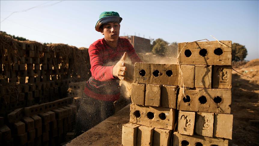 Punëtorët në Egjipt nxjerrin bukën e tyre nga guri