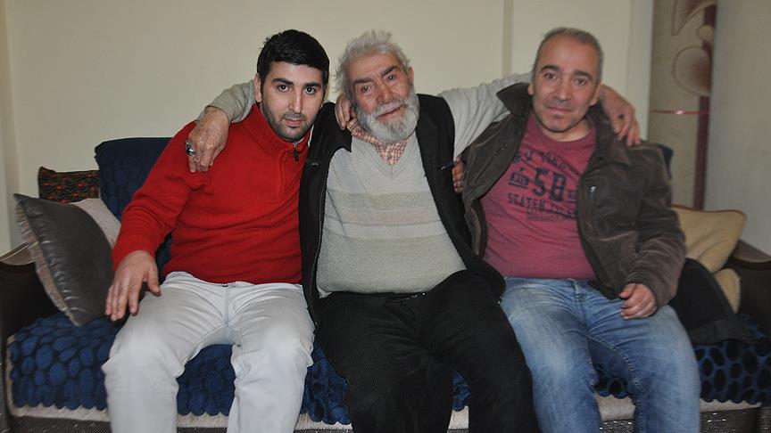 Yaşlı baba hasta çocuklarına kol kanat geriyor