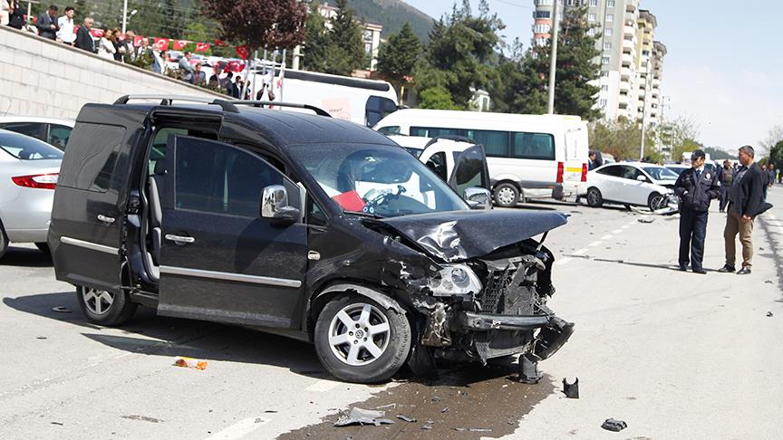 Kontrolden çıkan araç TRT ve AA'ya ait otomobillere çarptı