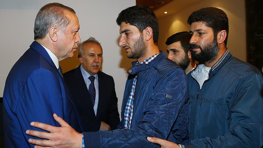 Erdoğan, İdlib'deki kimyasal saldırıda ikizlerini kaybeden Suriyeli Yusuf ile görüştü