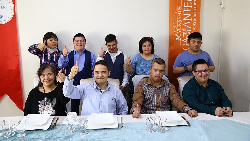 Down sendromlu gençler 'garsonluk' için gün sayıyor 