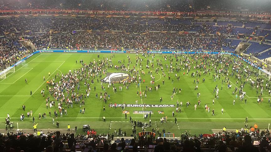 O. Lyonnais - Besiktas : Envahissement de terrain avant le coup d'envoi