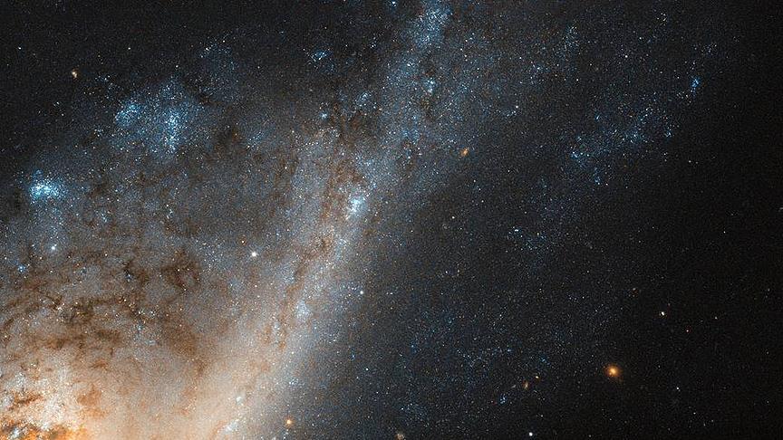 Hubble Başak Takımyıldızı'nda 'yıldız yağmuru galaksisi' keşfetti