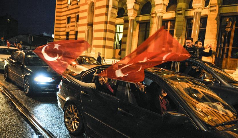 Balkanlar'da halk oylaması sonuçları kutlanıyor 
