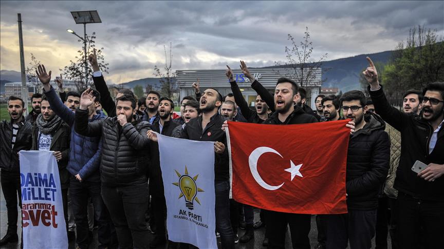 Turquie/ Référendum: Les Turcs de Bosnie et du Kosovo fêtent la victoire du "Oui"