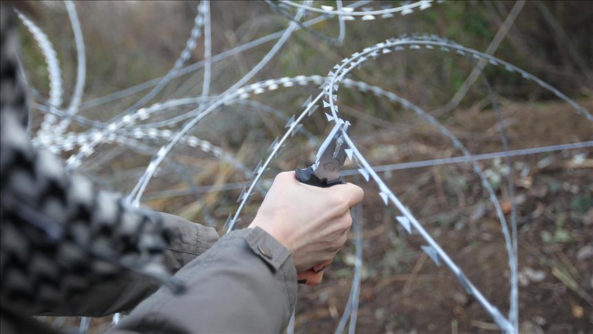 Pakistani army begins fencing border with Afghanistan