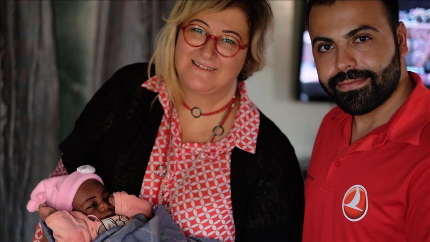 Бебето родено во авион на Turkish Airlines чека средба со мајката