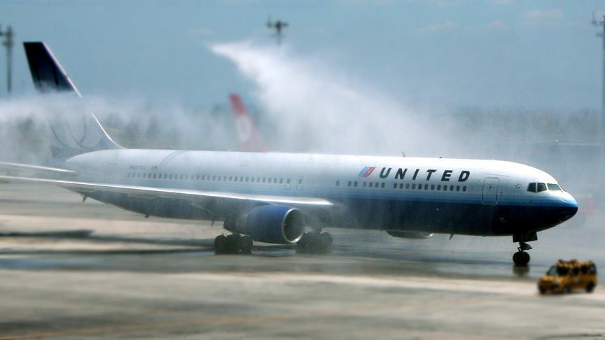 Авиакомпания United Airlines сняла с рейса молодую пару