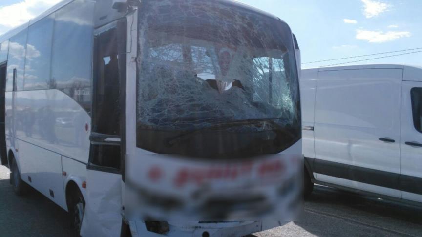 Yolcu otobüsü ile kamyonet çarpıştı: 19 yaralı