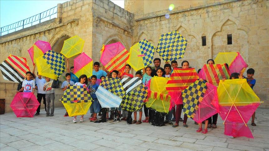  مهرجان الطائرات الورقية يلوّن سماء ماردين التركية