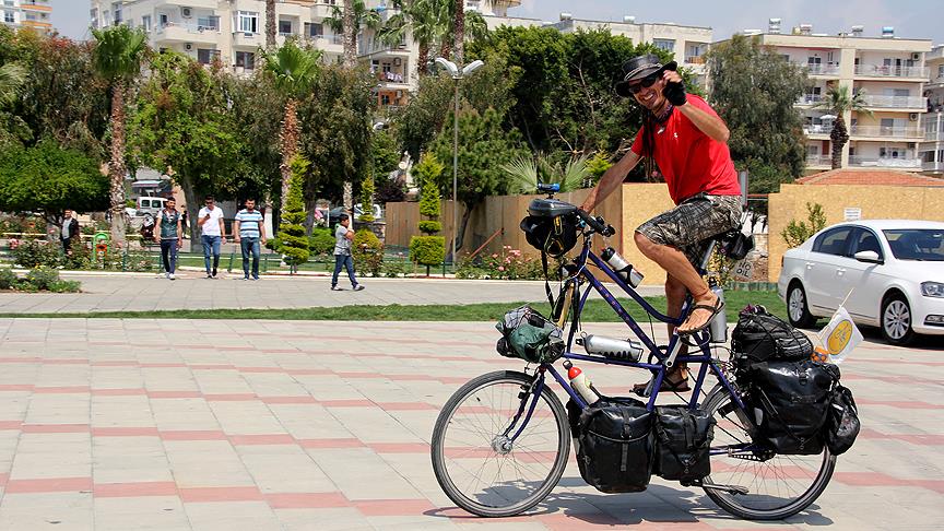 İspanya'dan Malezya'ya bisikletle giden yolcu Mersin'de