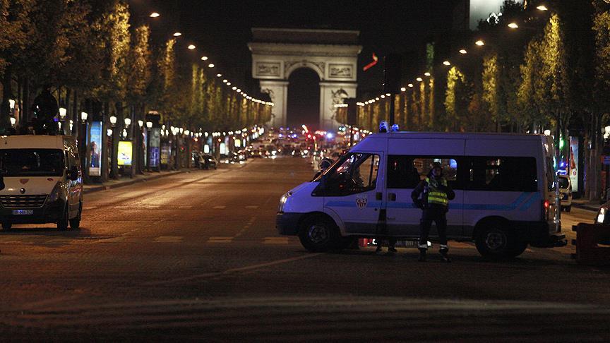Paris saldırısı ile ilgili aranan bir şüpheli teslim oldu