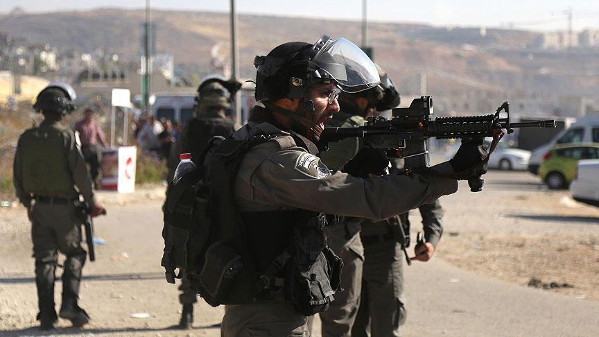 İsrail askerleri Filistinli tutukluları polis köpekleriyle taciz ediyor