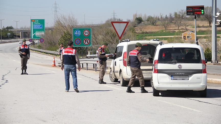 Edirne'de 26 sığınmacı ve kaçak yakalandı 