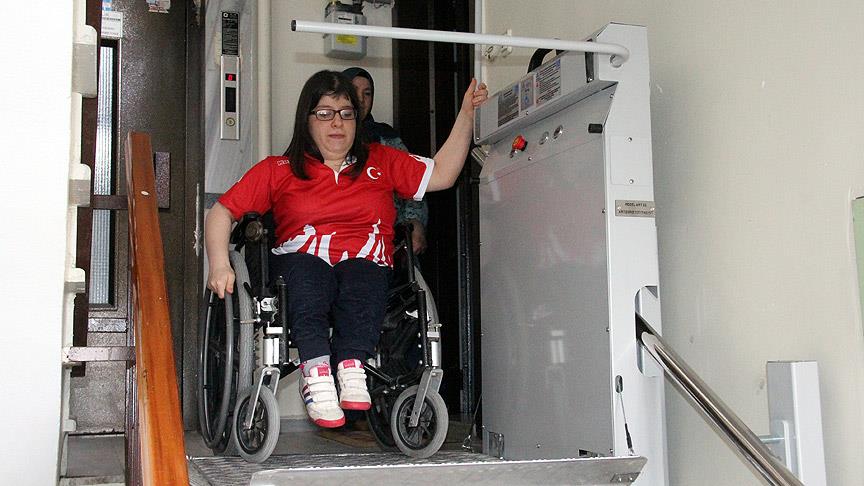 Cumhurbaşkanı Erdoğan'ın desteğiyle engelli asansörüne kavuştu