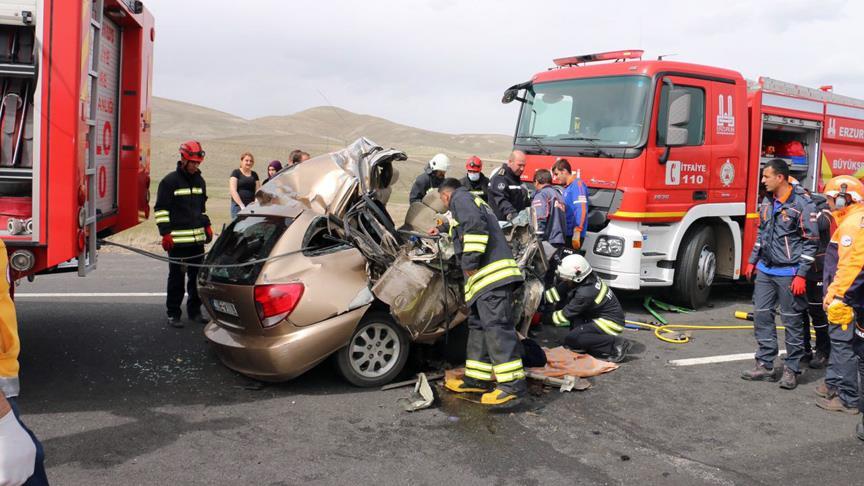 Erzurum'da otomobil ile tır çarpıştı: 2 ölü, 1 yaralı