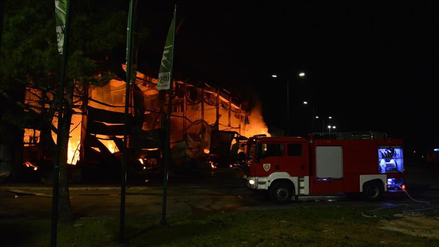 Mostar: Uprkos brzoj intervenciji vatrogasaca, TC Bingo izgorio do temelja 