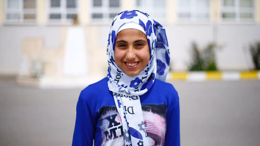 İstiklal Marşı'nı ezbere okuyan Suriyeli kızın bayram sevinci
